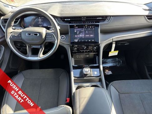 New 2025 Jeep Grand Cherokee Altitude image 8