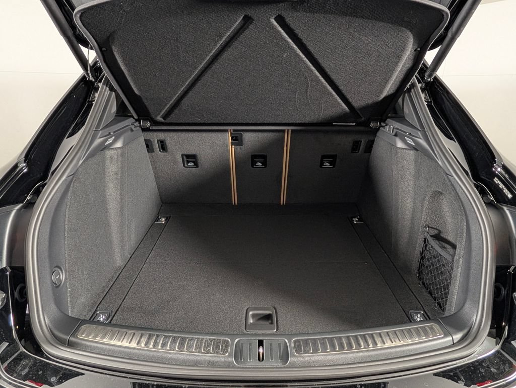 Certified 2026 Porsche Macan AWD/4WD image 17