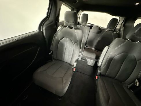 Used 2019 Chrysler Pacifica Touring Plus w/ Advanced Safetytec Group FWD image 12