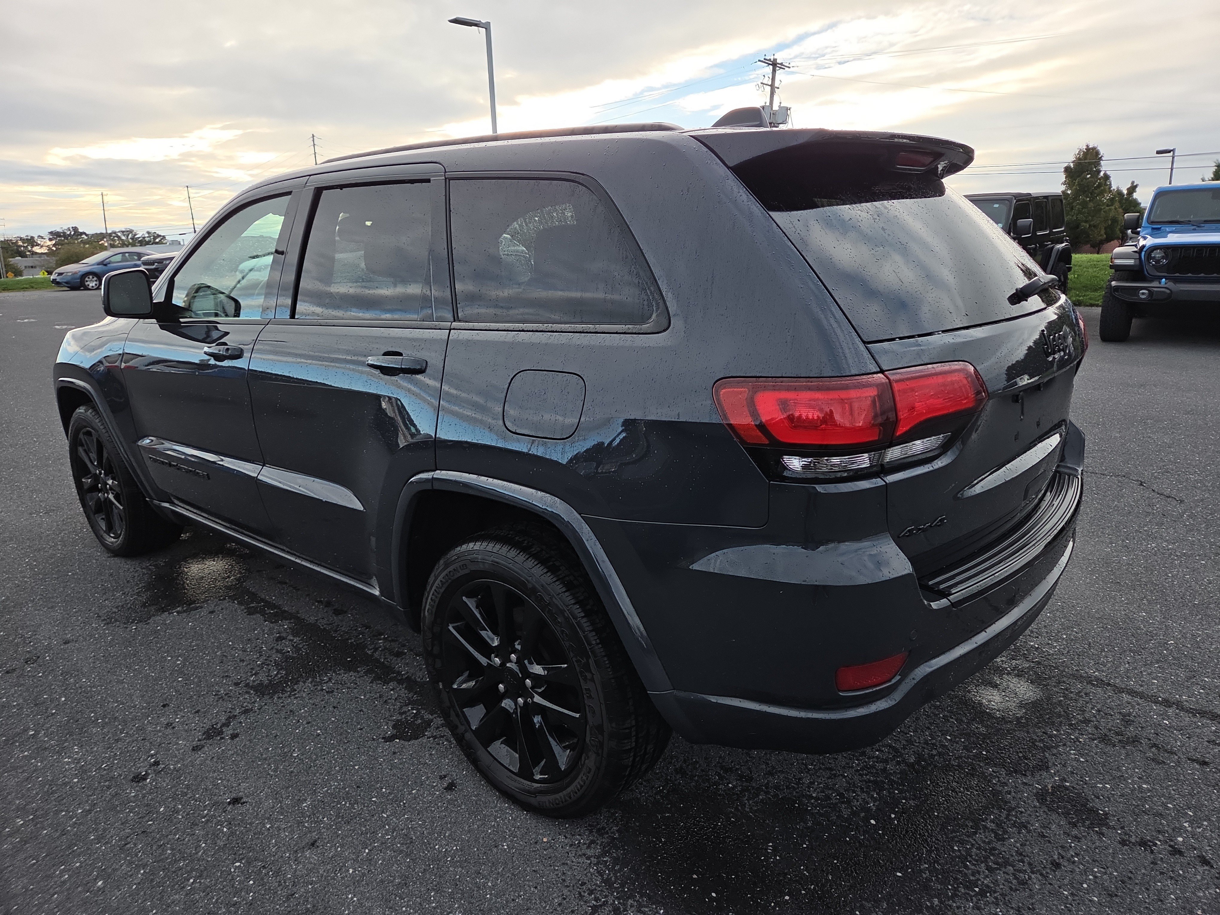 Used 2018 Jeep Grand Cherokee Altitude AWD/4WD image 10