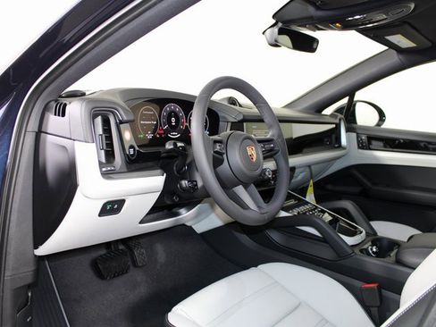 New 2025 Porsche Cayenne Coupe image 4