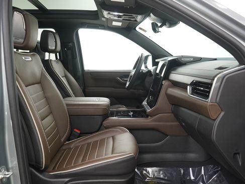 Used 2025 GMC Yukon Denali Ultimate w/ LPO, Floor Liner Package image 15