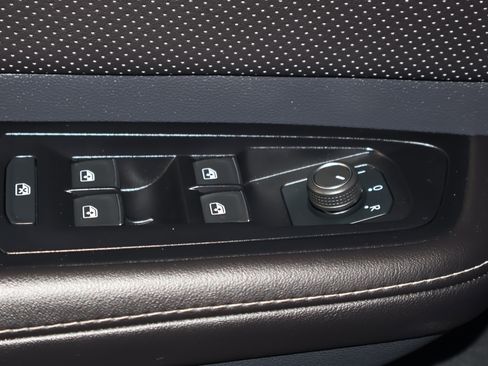 Used 2025 Volkswagen Atlas SE image 32