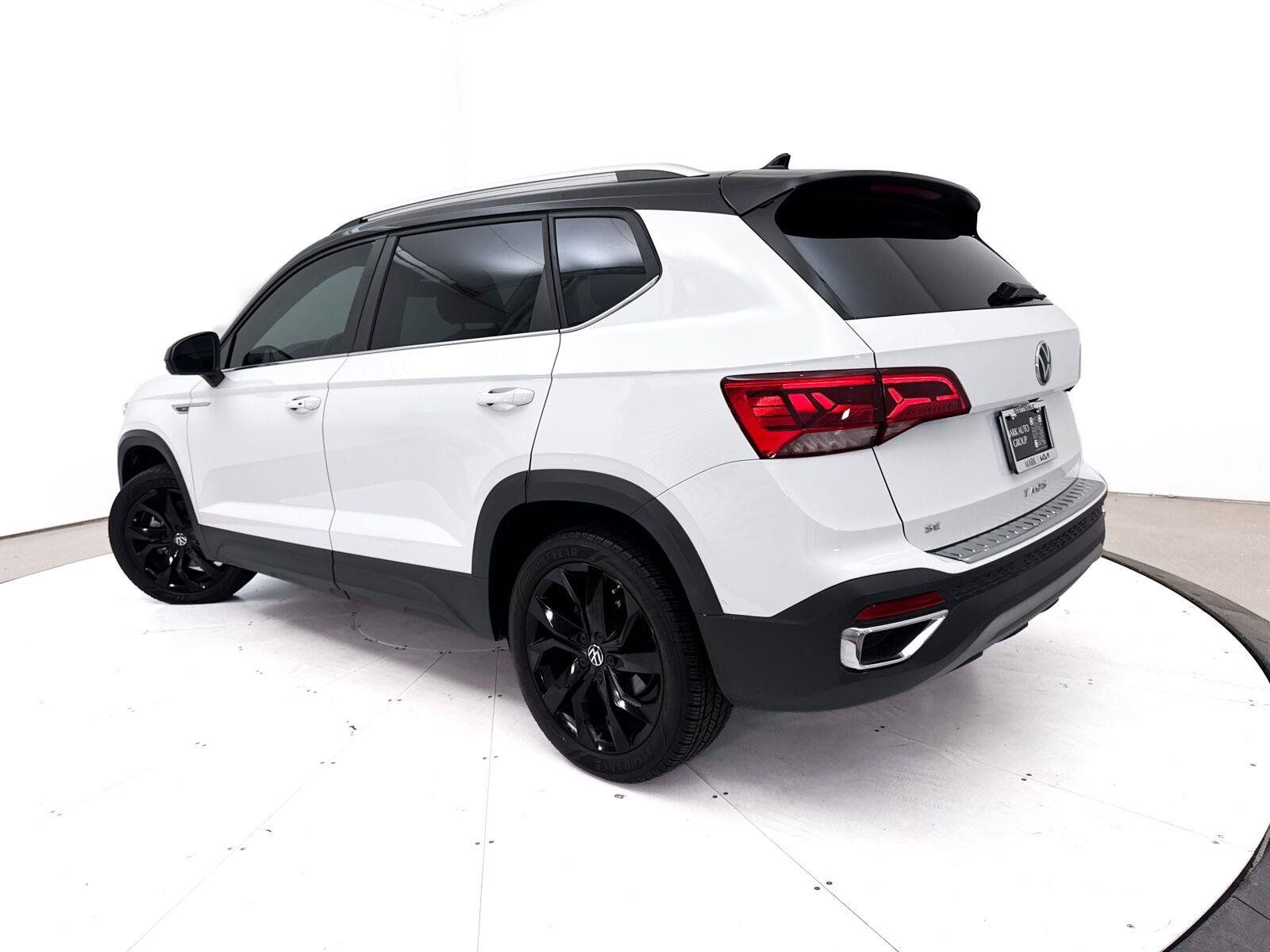 Used 2023 Volkswagen Taos SE w/ Panoramic Sunroof Package FWD image 2