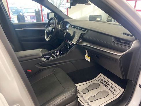 New 2026 Jeep Grand Cherokee Altitude image 17