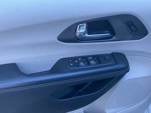 Used 2023 Chrysler Pacifica Touring-L image 6