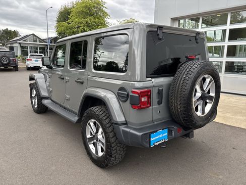 Used 2019 Jeep Wrangler Unlimited Sahara AWD/4WD image 3
