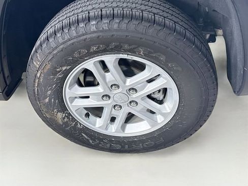 Used 2023 Jeep Grand Cherokee Laredo image 34