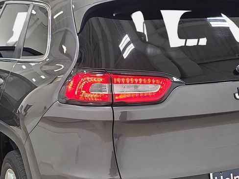 Used 2016 Jeep Cherokee Limited FWD image 33