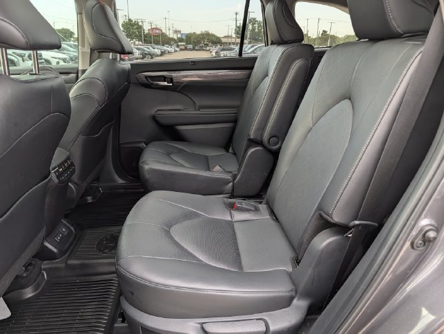 Used 2024 Toyota Highlander Platinum FWD image 29