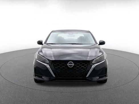 Used 2025 Nissan Altima 2.5 SV FWD image 2