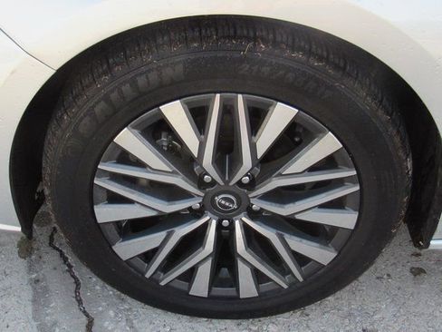 Used 2024 Nissan Altima 2.5 SV image 8