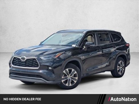 Used 2023 Toyota Highlander XLE FWD image 1