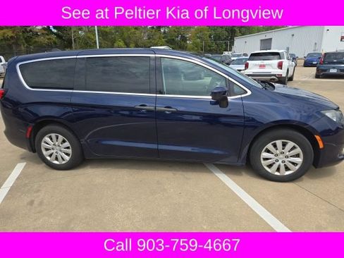 Used 2020 Chrysler Voyager L FWD image 3