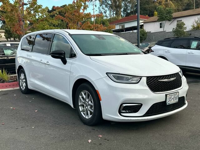 Used 2024 Chrysler Pacifica Touring-L FWD image 2