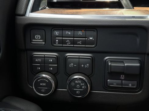 Used 2025 Chevrolet Suburban High Country AWD/4WD image 17