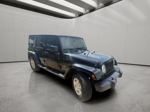 Used 2016 Jeep Wrangler Unlimited Sahara w/ Connectivity Group AWD/4WD image 10