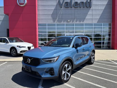 Used 2025 Volvo XC40 B5 Plus AWD/4WD image 1