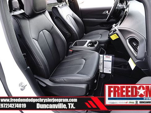 New 2026 Chrysler Pacifica Select image 16