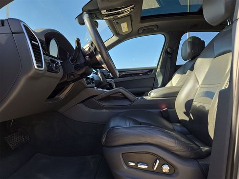 Used 2019 Porsche Cayenne image 16