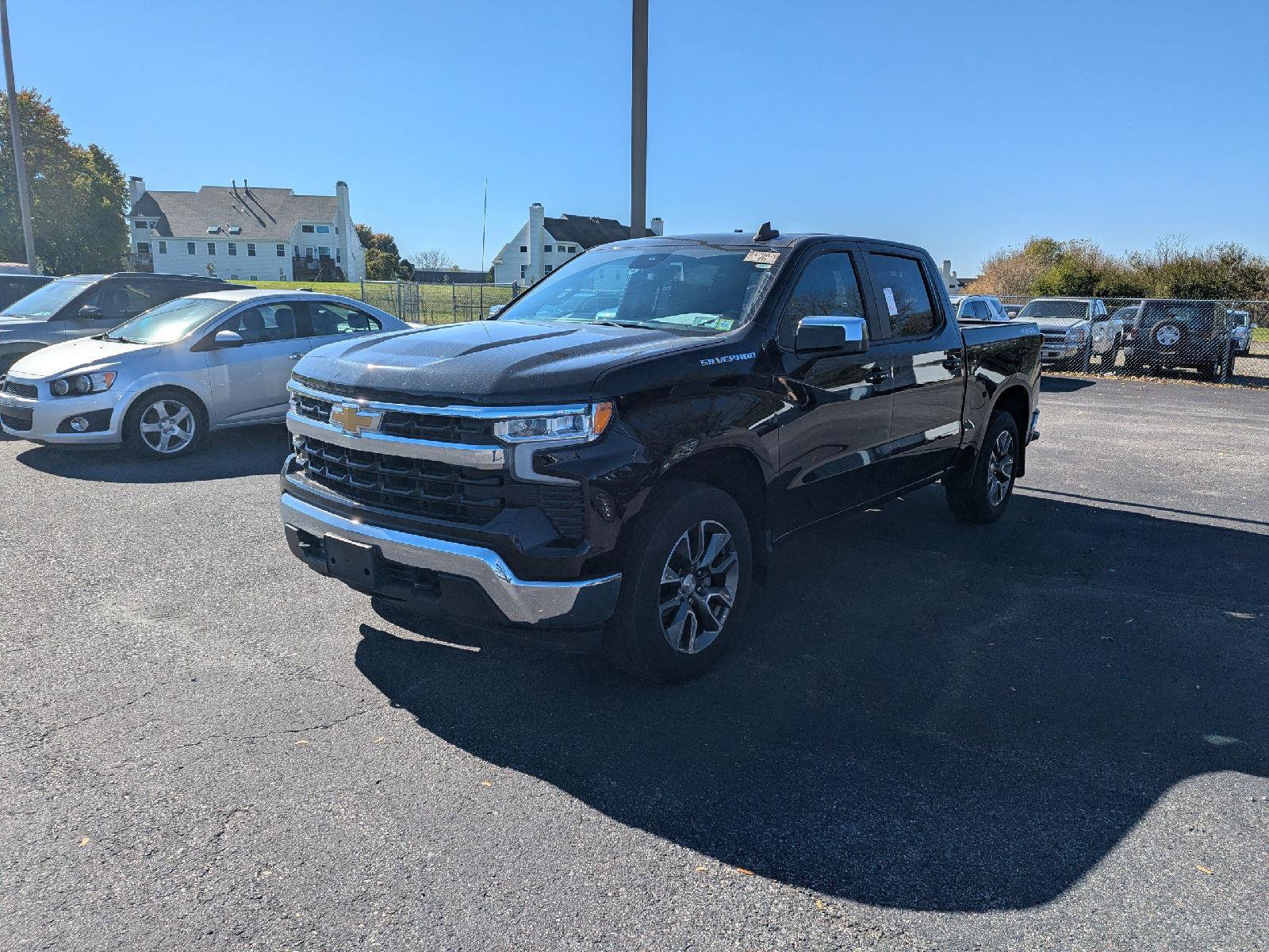Used 2023 Chevrolet Silverado 1500 LT AWD/4WD image 3