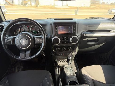Used 2015 Jeep Wrangler Unlimited Sahara w/ Connectivity Group AWD/4WD image 29