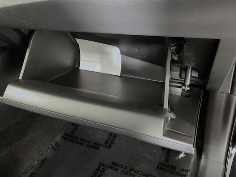 Used 2025 Toyota Corolla LE image 33