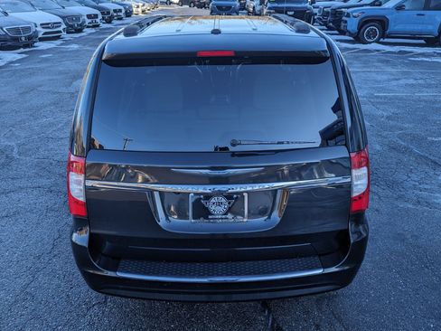 Used 2013 Chrysler Town & Country Touring image 9