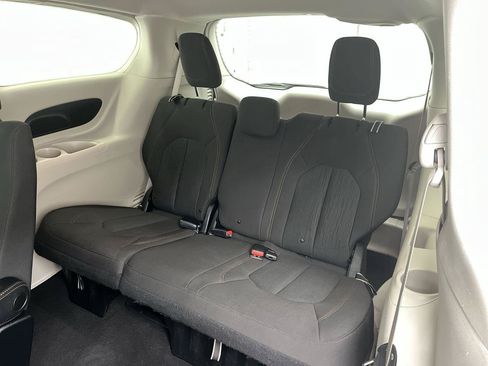 Used 2017 Chrysler Pacifica Touring FWD image 12