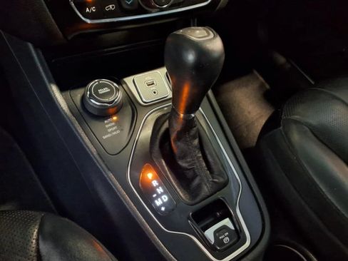 Used 2019 Jeep Cherokee Limited w/ Luxury Group AWD/4WD image 24