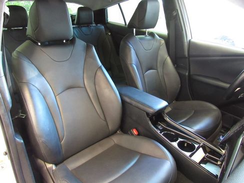 Certified 2019 Toyota Prius Prime Advanced w/ Carpet Mat Package FWD image 20