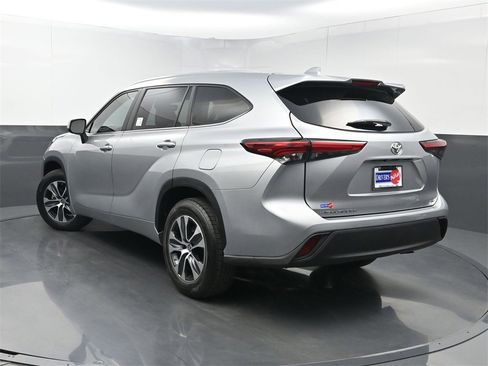Used 2023 Toyota Highlander XLE image 23