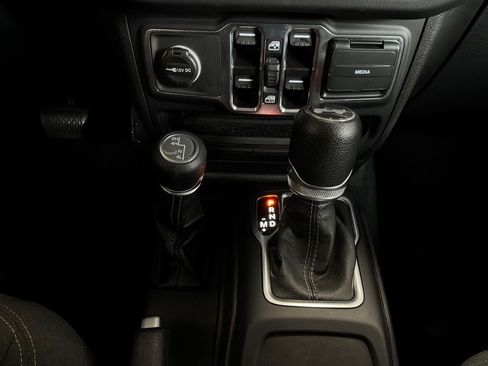 Used 2025 Jeep Wrangler Unlimited Sahara AWD/4WD image 19