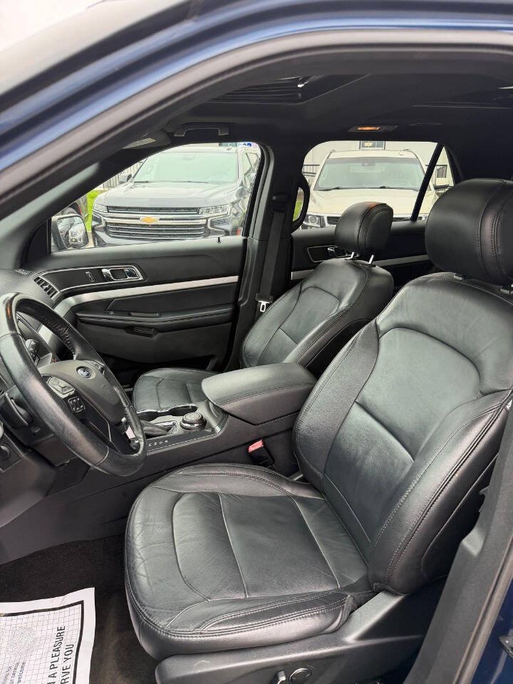 Used 2017 Ford Explorer XLT w/ Equipment Group 202A AWD/4WD image 10