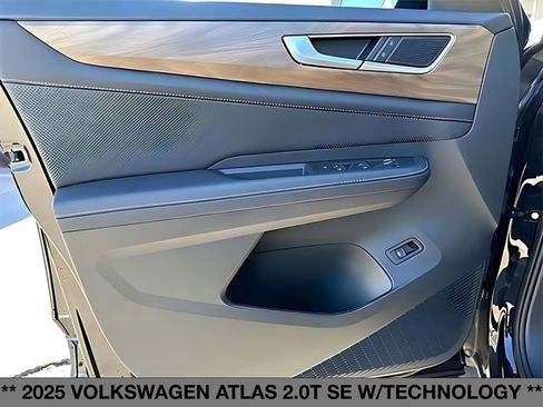 Used 2025 Volkswagen Atlas SE image 15