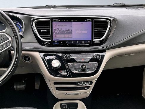 Used 2022 Chrysler Pacifica Touring-L w/ Uconnect Theater Family Group FWD image 19