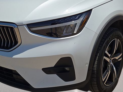 Used 2023 Volvo XC40 B5 Plus AWD/4WD image 9
