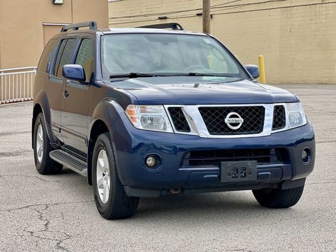 Used 2010 Nissan Pathfinder SE image 1