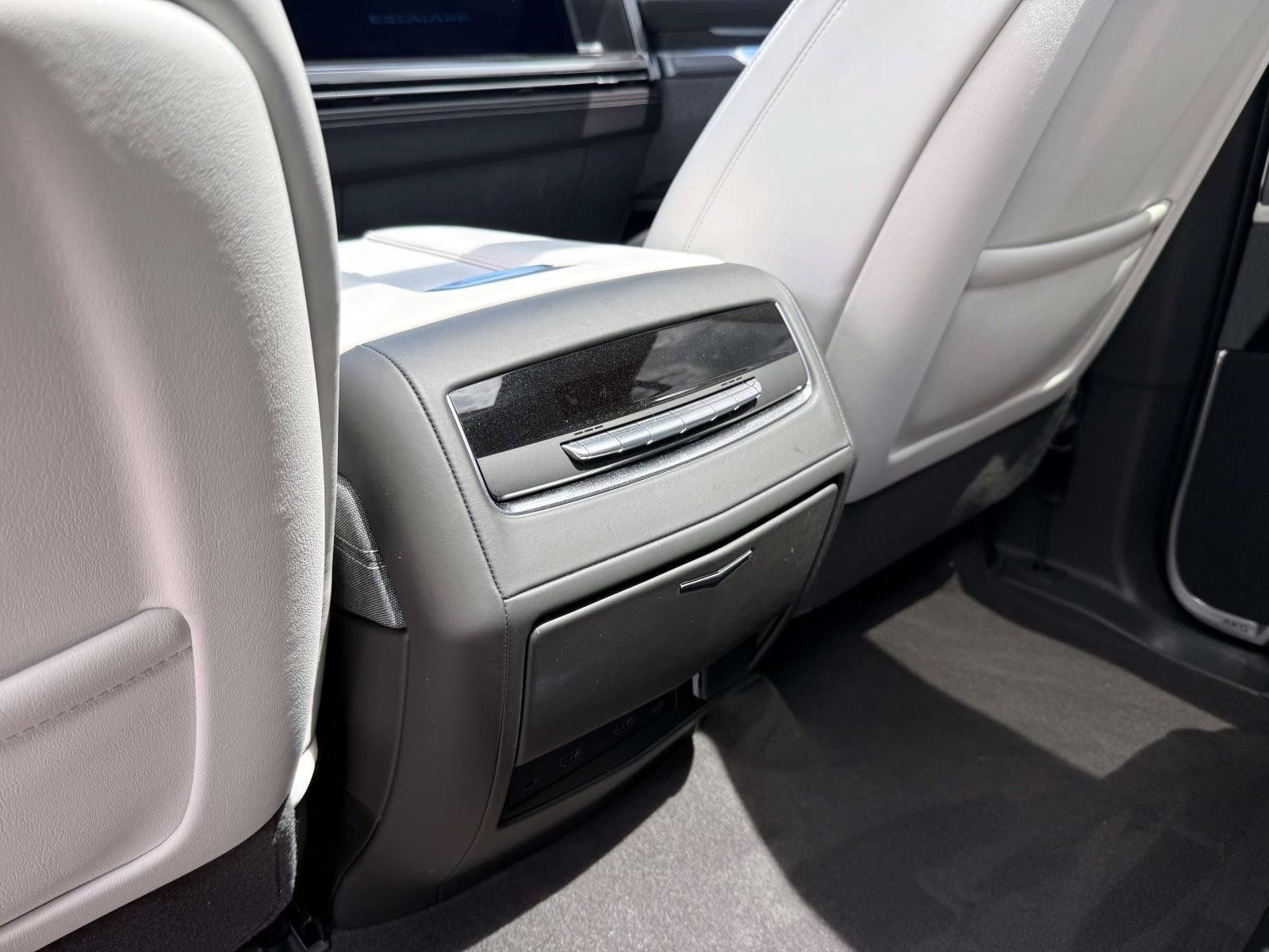 Used 2026 Cadillac Escalade V w/ LPO, Onyx Lite Package AWD/4WD image 16