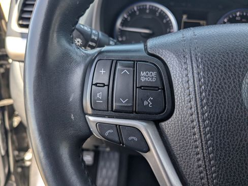 Used 2019 Toyota Highlander SE FWD image 30