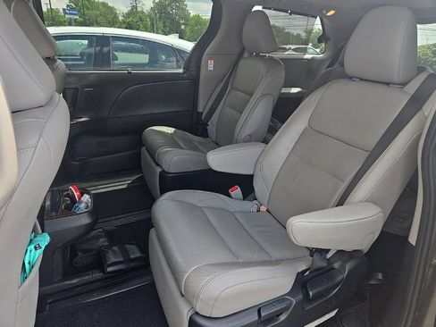Used 2015 Toyota Sienna Limited Premium FWD image 8