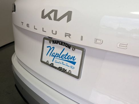 Used 2024 Kia Telluride EX w/ EX Captain's Chair Package FWD image 7