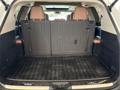 Used 2024 Toyota Grand Highlander AWD image 28