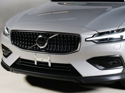 Used 2025 Volvo V60 B5 Cross Country Plus AWD/4WD image 28