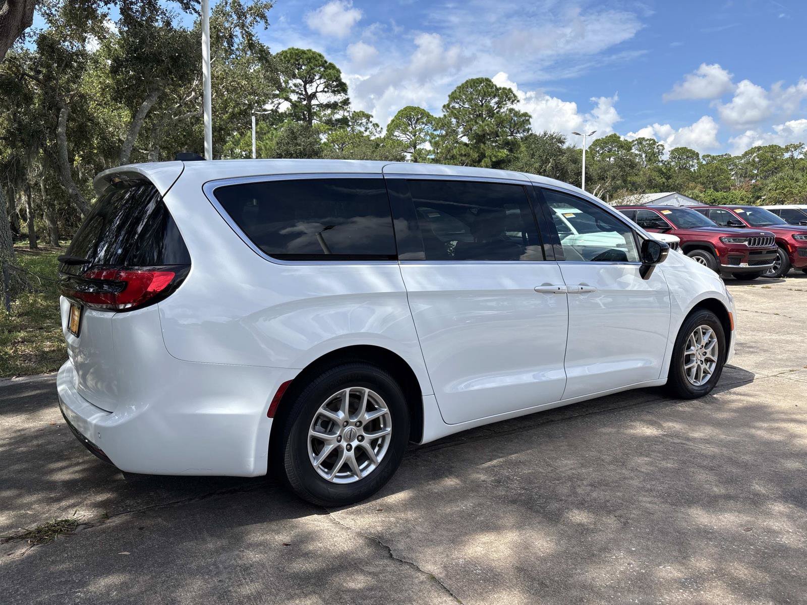 Certified 2025 Chrysler Pacifica Select FWD image 3