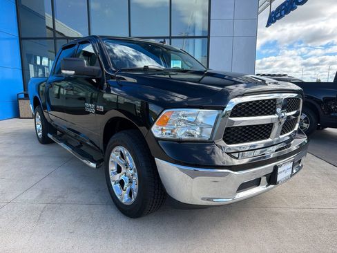 Used 2020 RAM 1500 Classic SLT w/ Luxury Group AWD/4WD image 3