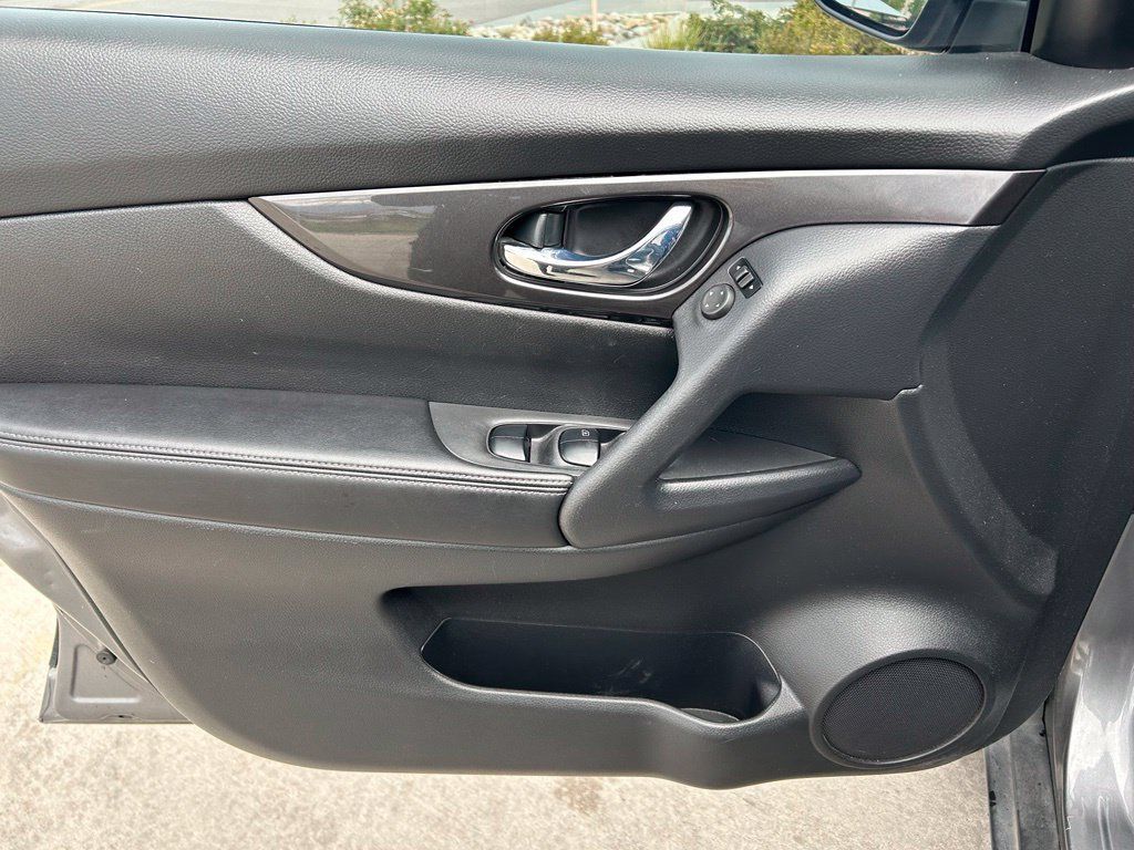 Used 2020 Nissan Rogue SV AWD/4WD image 9