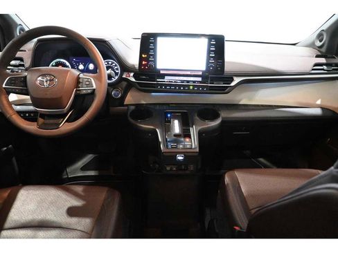 Used 2024 Toyota Sienna Platinum FWD image 23