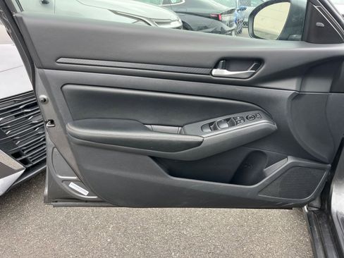 Used 2025 Nissan Altima 2.5 SV image 18