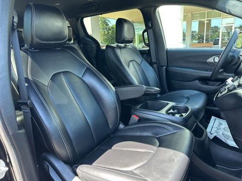Used 2025 Chrysler Pacifica Select FWD image 46